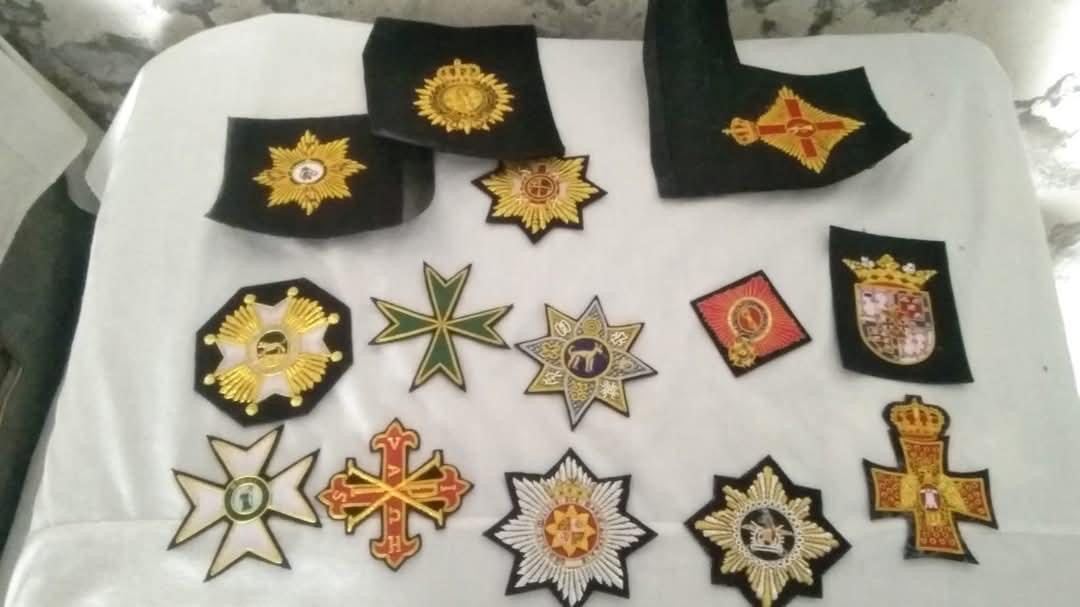 A spread of orders, stars and crosses in wire