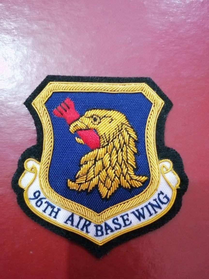 Air wing crest with eagle head and title scroll