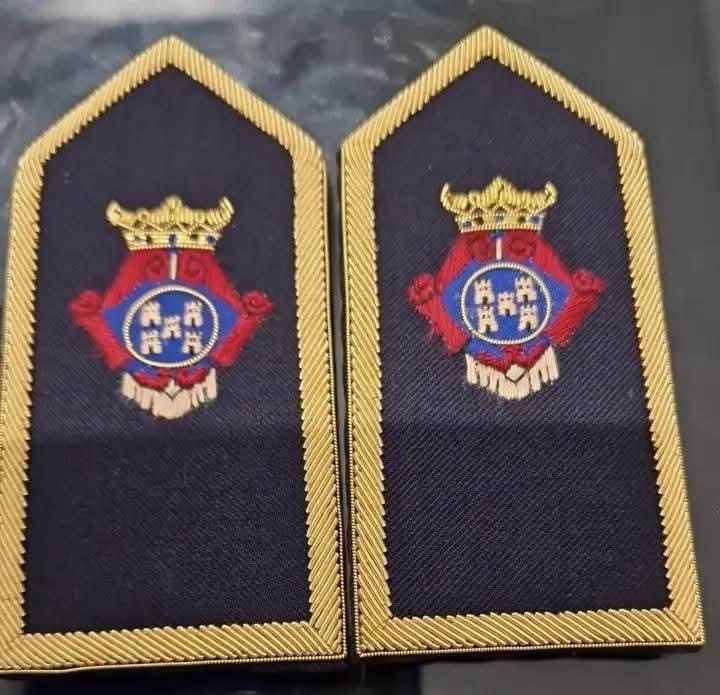 Shoulder boards with crowned crest, a matched pair