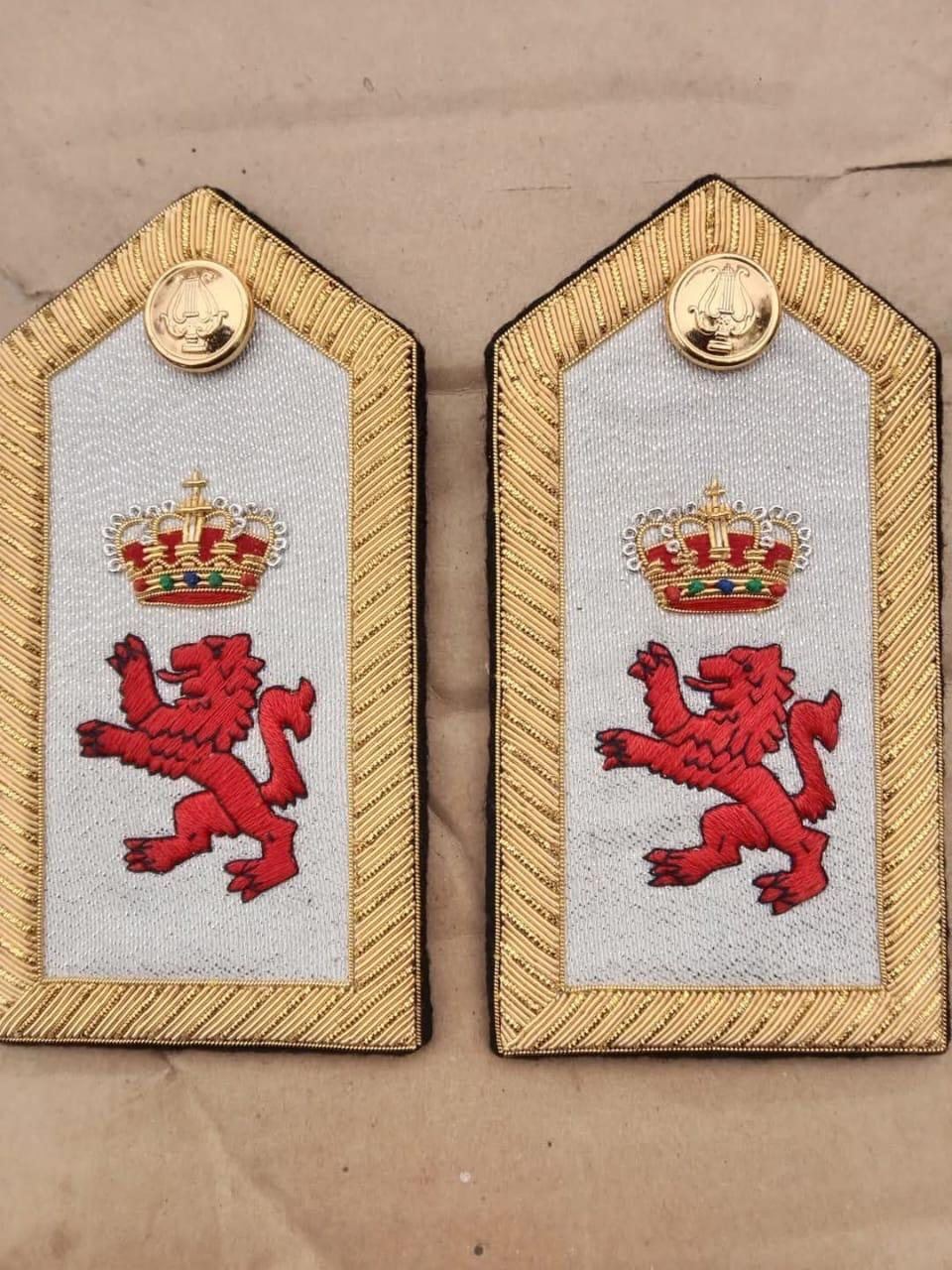Silver boards with red lion, crown and lyre buttons